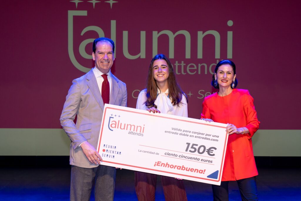Una Alumni Attendis recibe su premio tras resultar ganadora del sorteo celebrado durante el Attendis University Summit